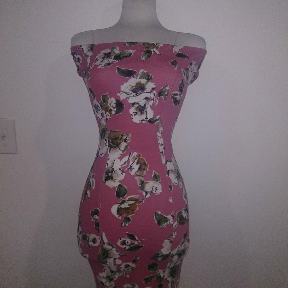 DRESSES - Picture 7 of 8